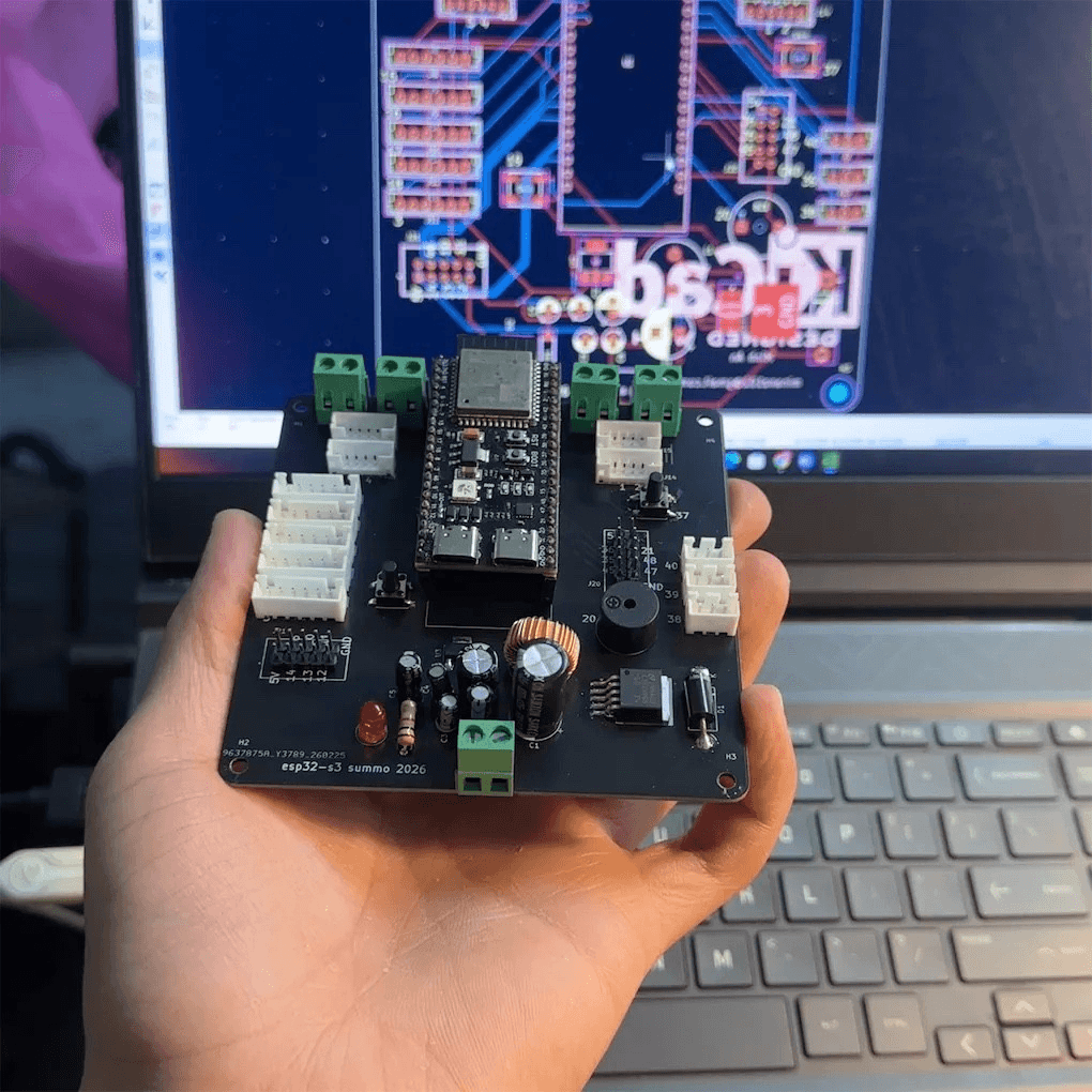 Bo điều khiển ESP32-S3 trên tay người phát triển